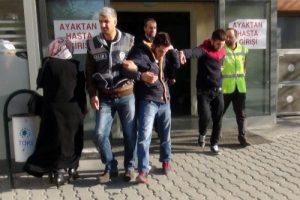 Okul soyan hırsızlar kafede &ccedil;ay i&ccedil;erken yakalandı