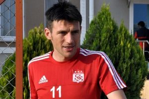 "Şike s&uuml;recinde futbolu bırakmayı d&uuml;ş&uuml;nd&uuml;m"