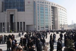 Adliye karşısında bekleyiş