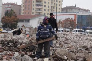 Yıkılan bina ekmek kapıları oldu