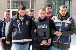 Eşini silahla yaralayınca lin&ccedil; edilmek istenen kocaya 15 yıl hapis