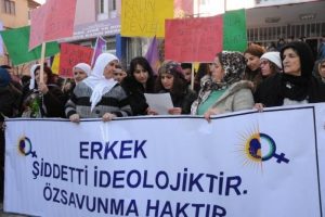 Hakkari'de kadınlar şiddeti protesto etti