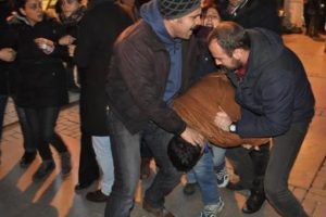 İzmir'de cezaevi protestosuna 35 g&ouml;zaltı