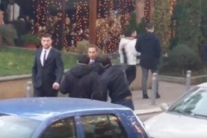Kosova Ekonomi Bakanı'na yumurta fırlattılar