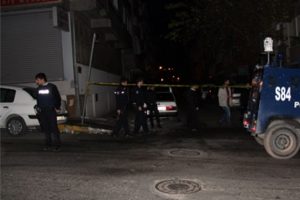 Hakkari'de yola barikat kuran grup polisle &ccedil;atıştı