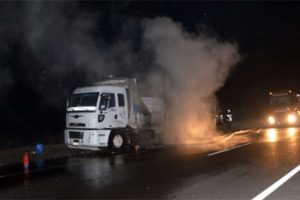 Kastamonu'da seyir halindeki kamyon alev alev yandı