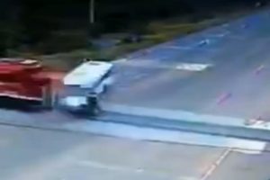 Tren otob&uuml;s&uuml; bi&ccedil;ti: 4 &ouml;l&uuml;, 23 yaralı