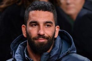 Arda Turan u&ccedil;aktan inip camiye koştu...