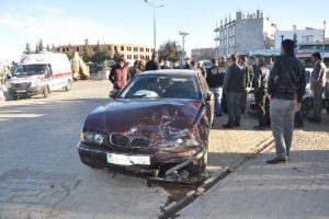 Adıyaman'da otomobiller &ccedil;arpıştı: 3 yaralı