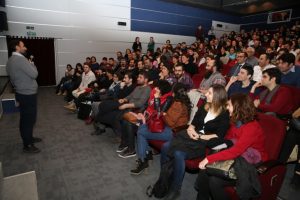 Başarılı y&ouml;netmen Bursa Nil&uuml;fer'de sinemaseverlerle buluştu