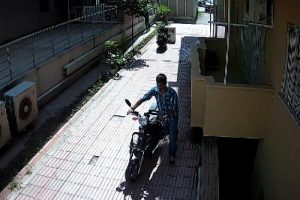 Bisiklet hırsızını kolundaki d&ouml;vme yakalattı
