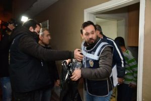 Adana'da ka&ccedil;ak i&ccedil;ki operasyonu