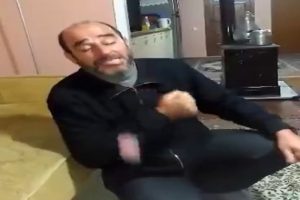 Şarkı s&ouml;ylerken takma dişleri fırladı!