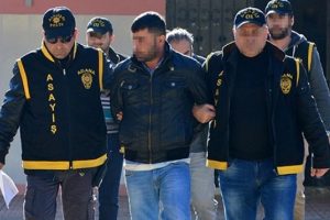 Kendini arayan polislere yardımcı olmak isterken yakalandı!