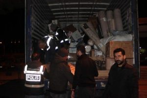Kargo kamyonundan ka&ccedil;ak sigara &ccedil;ıktı