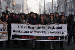 Y&uuml;ksekova'da &ouml;ğrenciler sokağa &ccedil;ıkma yasağını protesto etti