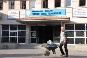 Diyarbakır'da PKK'lıların yaktığı okul eğitime hazırlanıyor