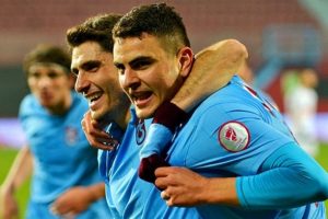 Trabzonspor'un gen&ccedil; yıldızı, N'doye'yi solladı