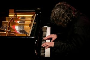 Tuluyhan Uğurlu Bursa'da konser verdi