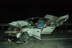Otomobil TIR'a &ccedil;arptı: 1 &ouml;l&uuml;, 2 yaralı
