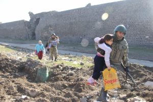 Diyarbakır'da vatandaşın imdadına Mehmet&ccedil;ik koştu