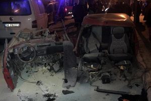 Kazada otomobil ikiye b&ouml;l&uuml;nd&uuml;: 3 yaralı