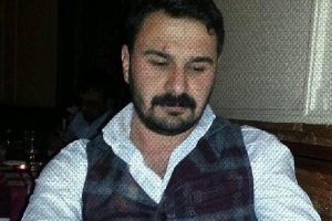 Otomobil elektrik direğine &ccedil;arptı: 1 &ouml;l&uuml;, 1 yaralı