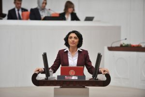 BUSKİ faturalarını Bakan'a g&ouml;sterdi: "Neden bu kadar şişiyor?"