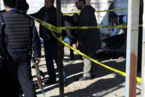 Van'da &ccedil;atı demirine astığı iple intihar etti