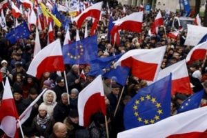 AB'den Polonya'ya "Anayasa Mahkemesi" tepkisi