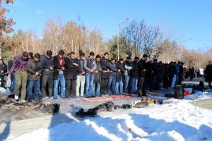 ODT&Uuml;'deki olaylara 'namaz'lı protesto
