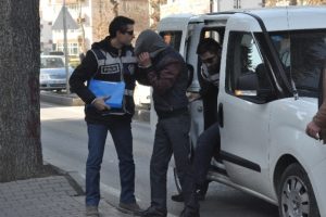 &Ouml;nce soydu sonra patronuyla hırsızı aradı