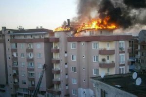 Rize'de &ccedil;atı yangını korkuttu