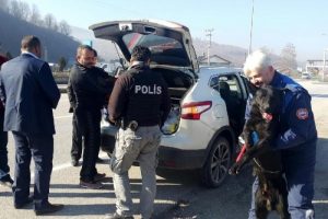 D&uuml;zce'de ş&uuml;pheli ara&ccedil;larda k&ouml;pekli arama
