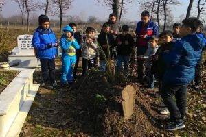 &Ccedil;ocuklara mezarlıkta 'ahiret' dersi