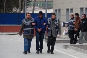 Telefonlu dolandırıcılara cami avlusunda su&ccedil;&uuml;st&uuml;