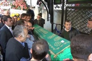 Havalimanında &ouml;len kadın toprağa verildi