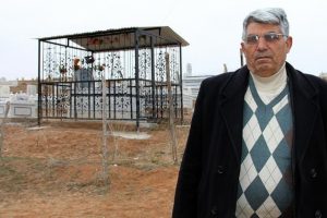 Vefat eden karısının mezarına &ccedil;atı yaptırdı