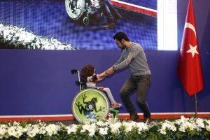 Engelli k&uuml;&ccedil;&uuml;k kızın dansı bakanları b&uuml;y&uuml;ledi