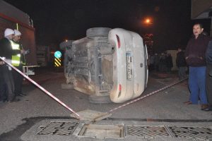 A&ccedil;ık bırakılan mazgala takılan ara&ccedil; takla attı