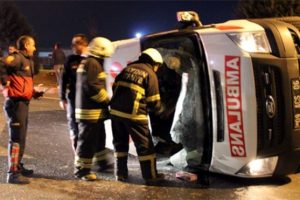 Hasta taşıyan ambulans takla attı: 5 yaralı
