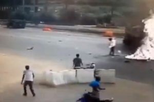 Kaza yapan motosiklet bir anda alevler i&ccedil;inde kaldı