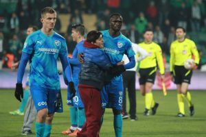 Bursasporlu k&uuml;&ccedil;&uuml;k taraftarların Traore sevgisi!