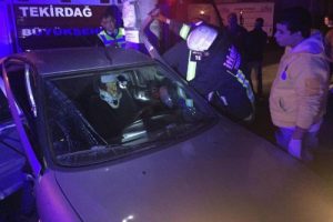 Ehliyetsiz s&uuml;r&uuml;c&uuml; otomobile &ccedil;arptı: 1 yaralı