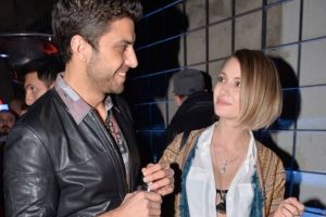 Yasemin Allen'in cesur kost&uuml;m&uuml;...