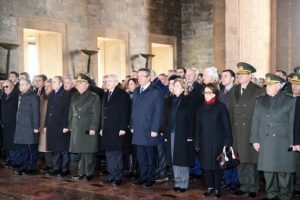 İsmet İn&ouml;n&uuml; mezarı başında anıldı