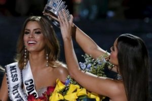 Tacı alınan g&uuml;zel Ariadna Gutierrez'e ahlaksız teklif...