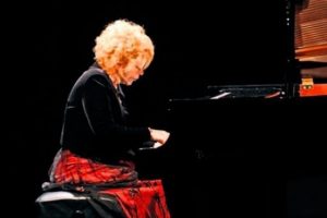 Usta m&uuml;zisyen &ouml;ğrencileriyle birlikte konser verdi...