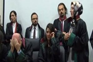 İşkence g&ouml;ren &ccedil;ocuğun avukatı konuşurken ağladı