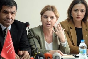 CHP'li B&ouml;ke Sur'da silah sesleri arasında konuştu